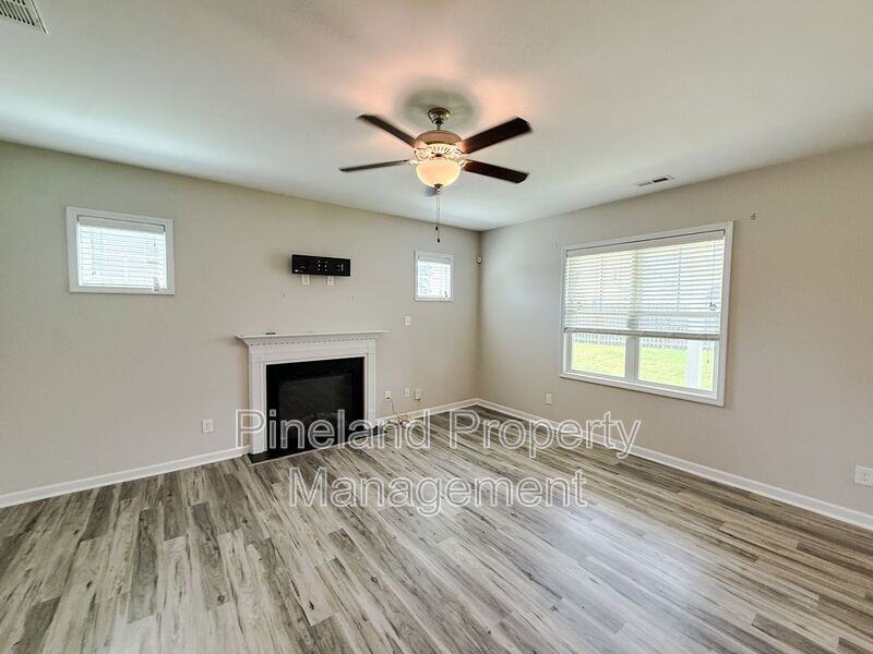 147 Stafford Ave - Photo 3 of 26