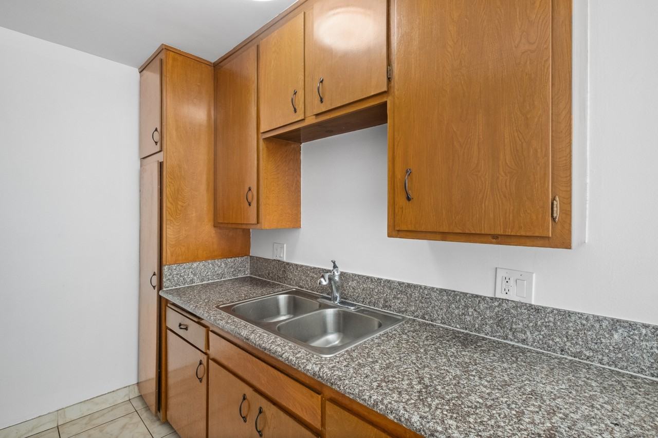 710 East 6th Street - Photo 5 of 21