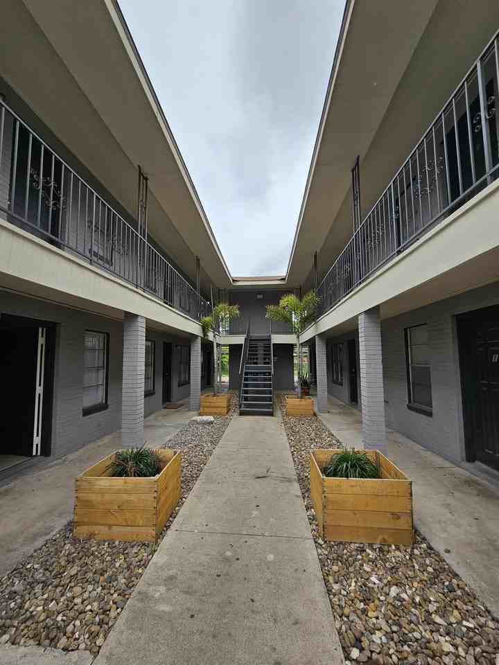 1108 Fern Apts - Photo 2 of 16