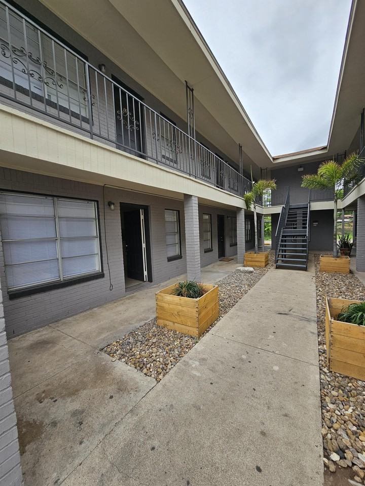 1108 Fern Apts - Photo 3 of 16