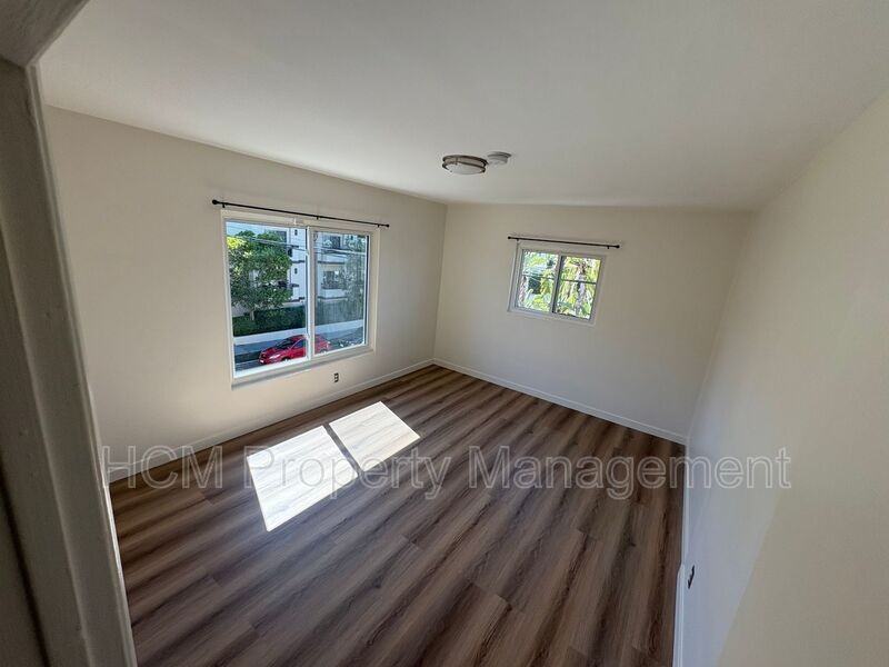 974 Granville Ave #5 - Photo 4 of 8