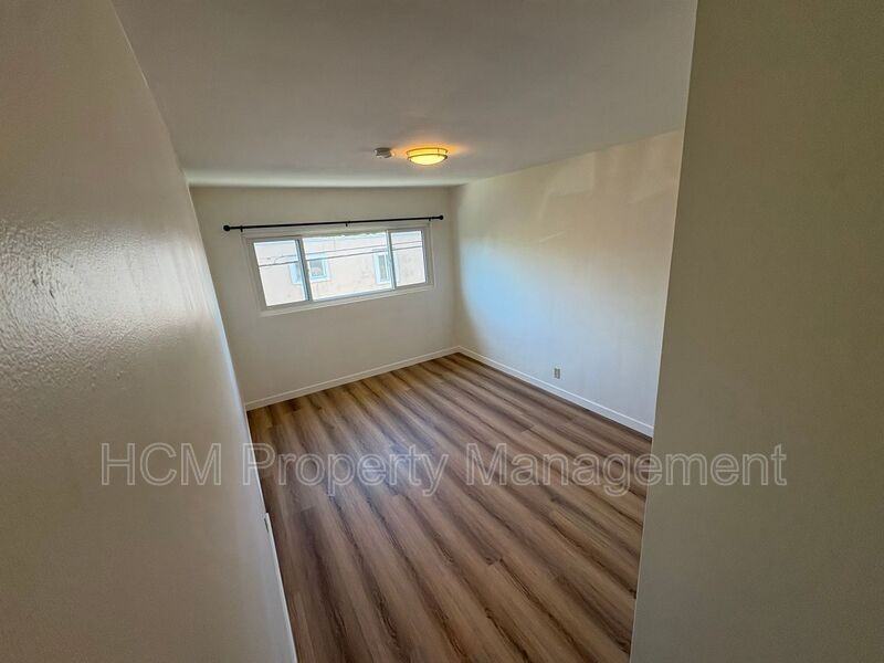 974 Granville Ave #5 - Photo 6 of 8