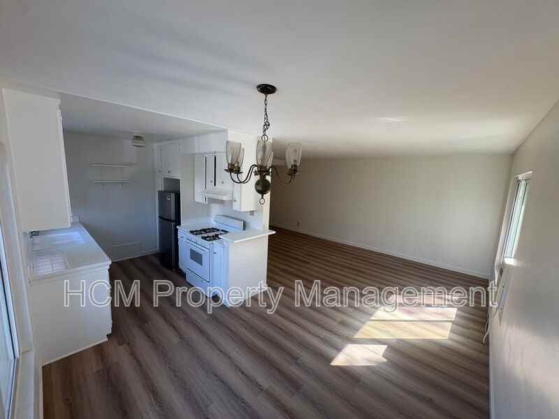 974 Granville Ave #5 - Photo 7 of 8