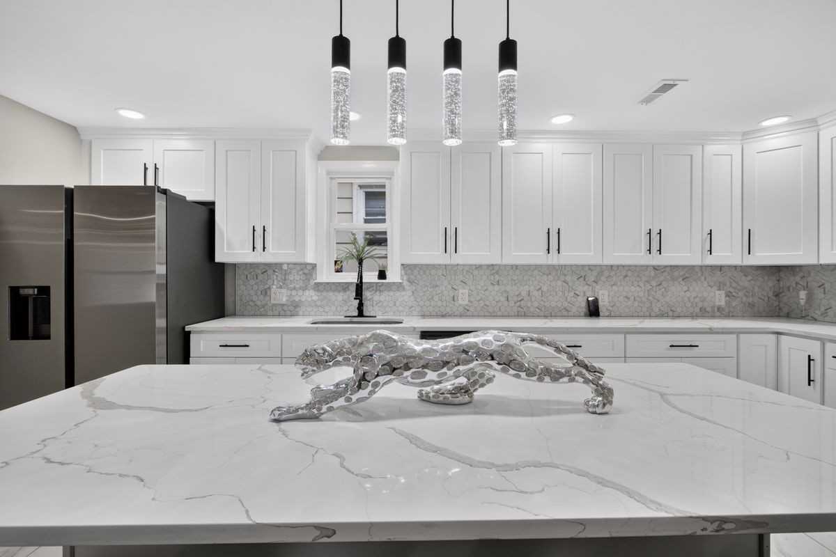 109 E 40th St
