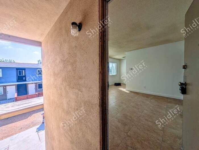 1115 Chestnut St #4 - Photo 2 of 24