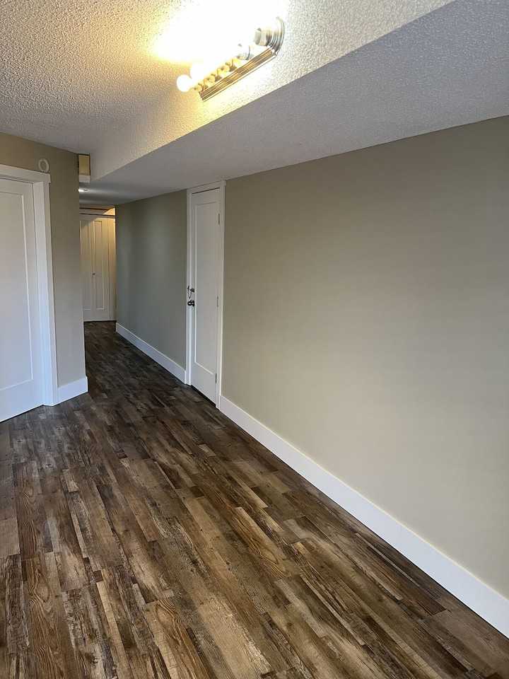 648 Strathcona Dr Sw - Photo 3 of 15