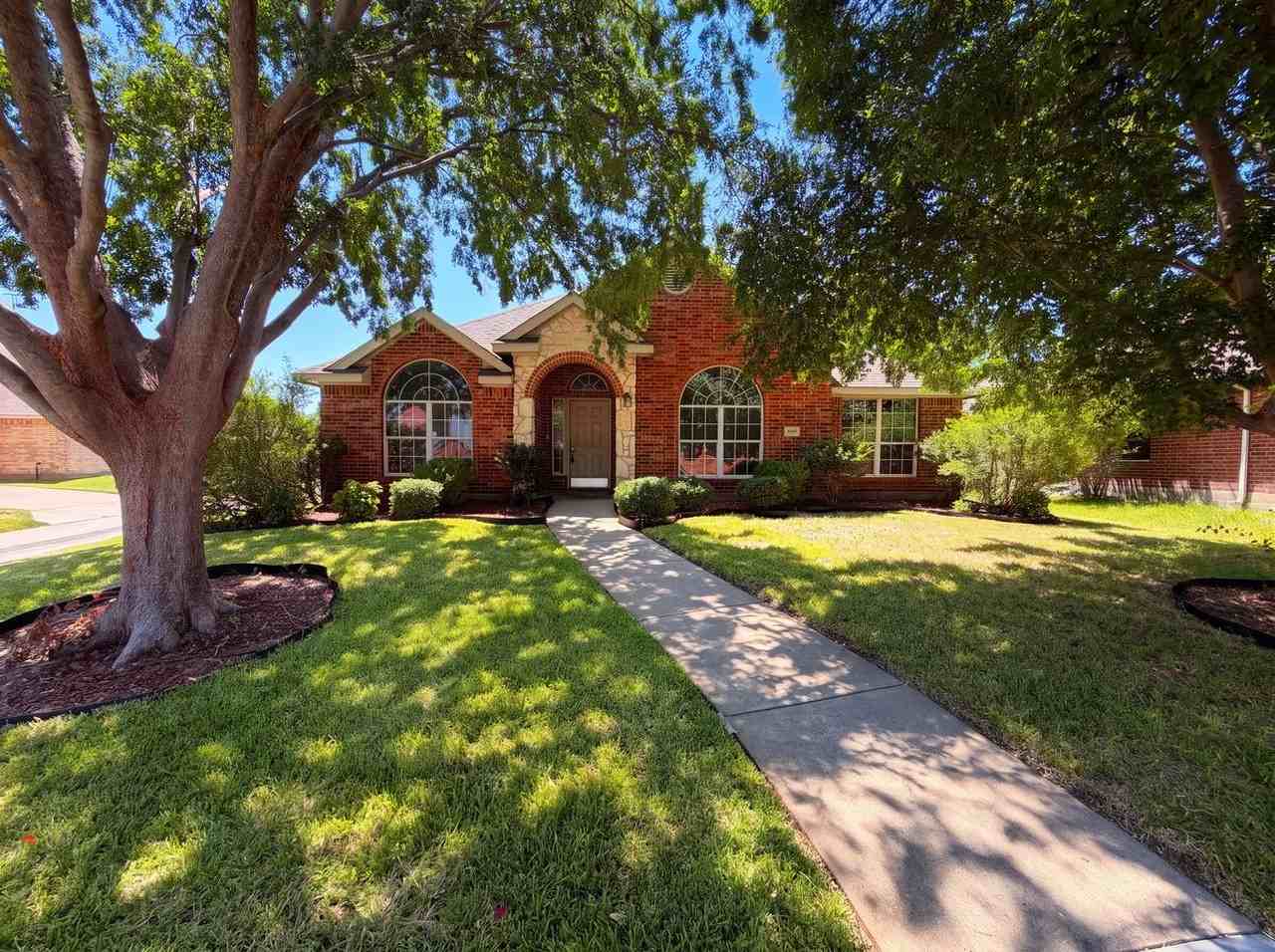 6401 Marquett Dr - Photo 2 of 10