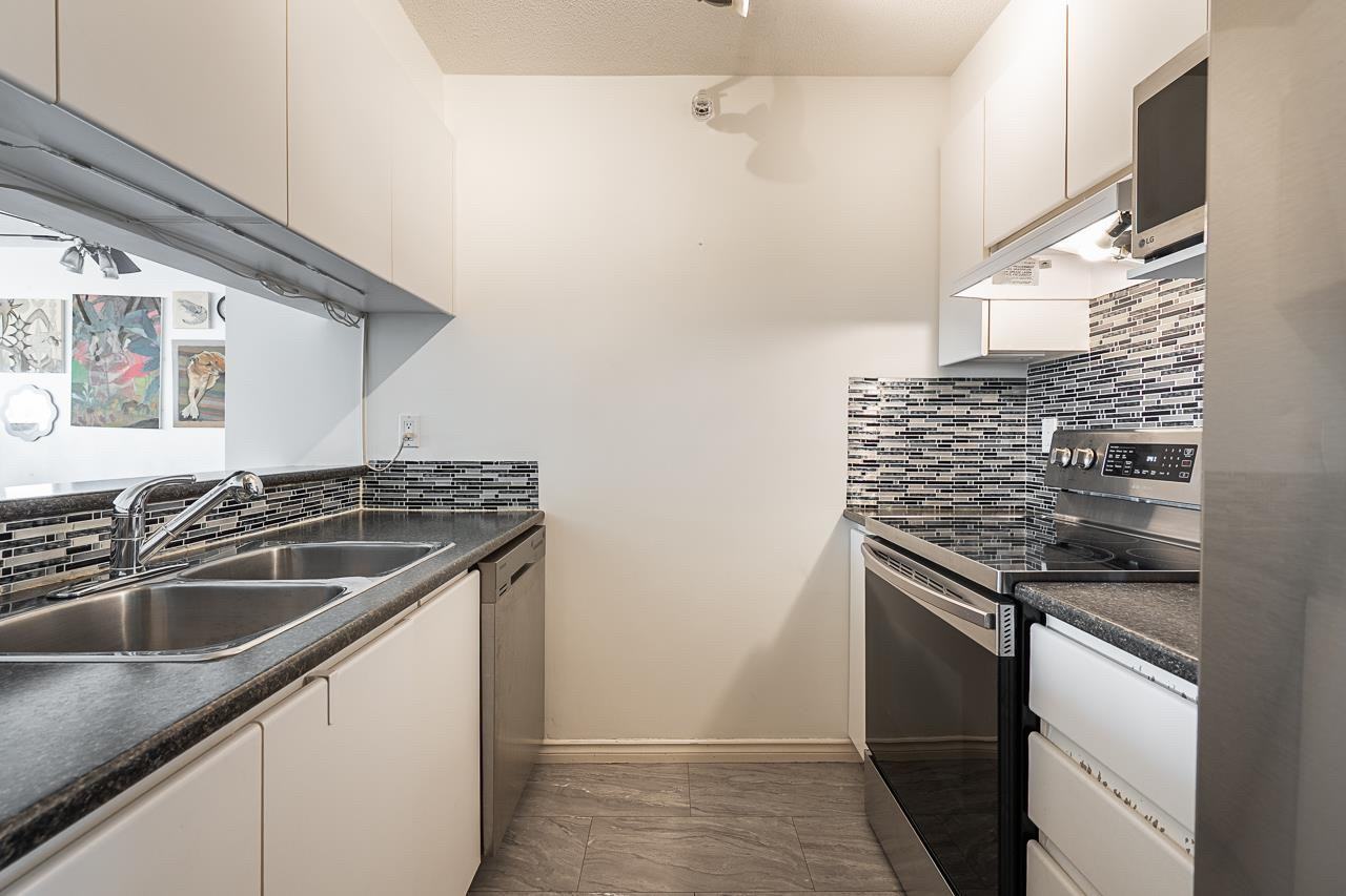 720 Carnarvon St - Photo 4 of 13