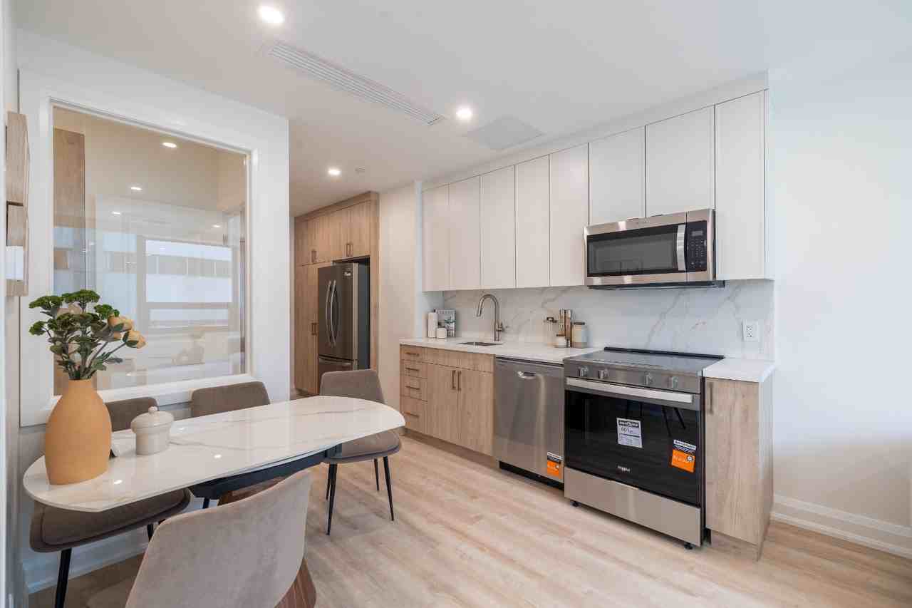 King St W & Centre St S - Photo 5 of 11
