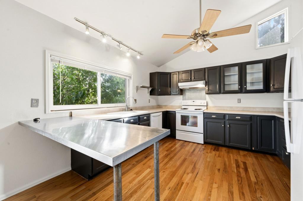 2215 Derby Hill Dr - Photo 3 of 15