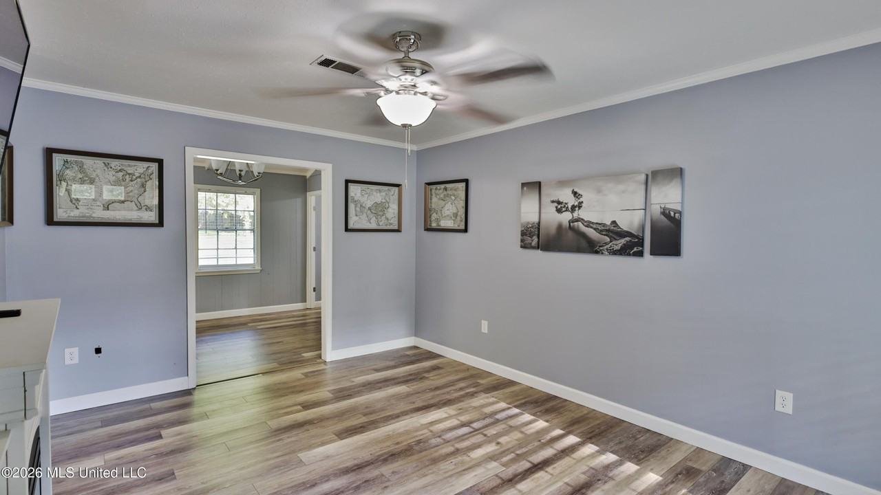 484 Saint Jude St - Photo 5 of 26