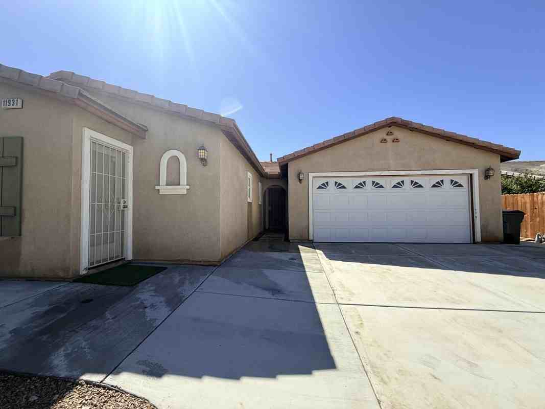 11931 Cove Ct - Photo 3 of 14