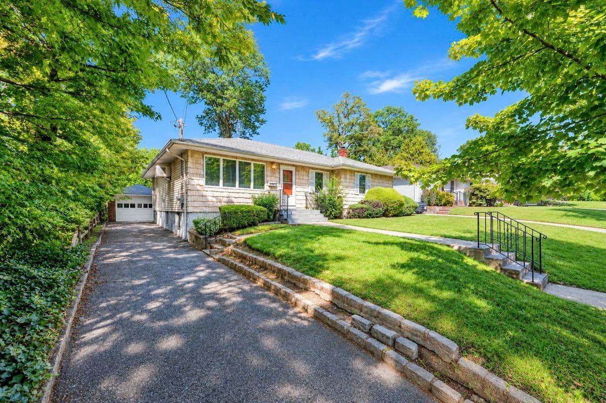 152 Nassau Dr - Photo 3 of 41