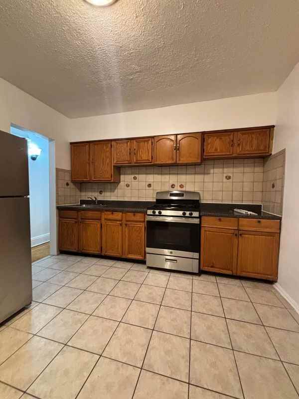 2215 Strang Ave ##1