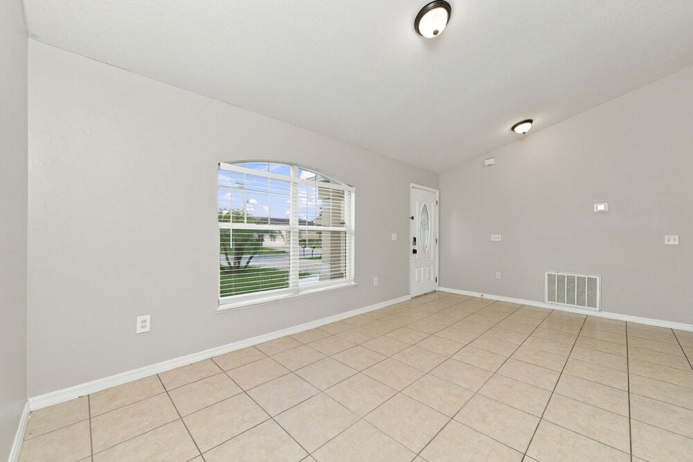 905 Derbyshire Dr - Photo 3 of 16
