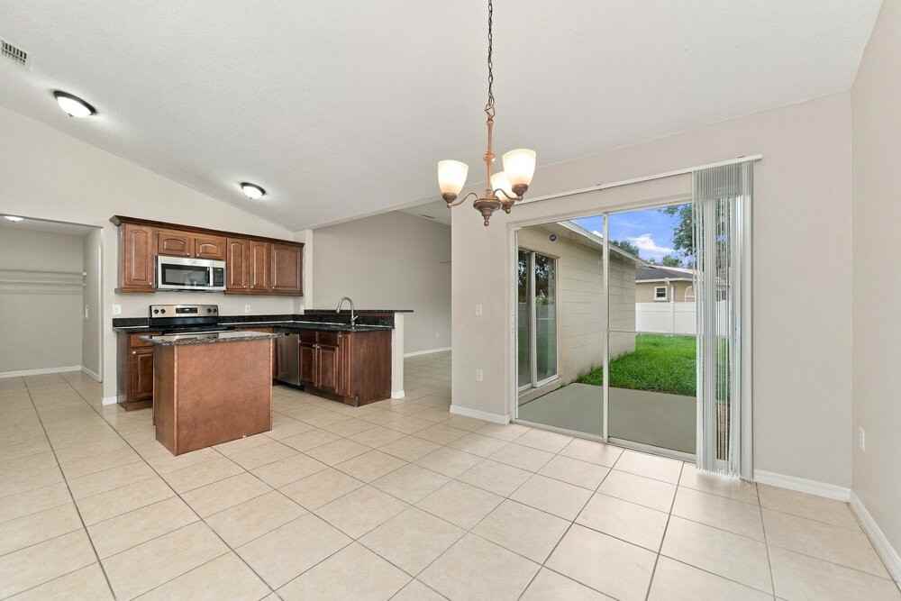 905 Derbyshire Dr - Photo 5 of 16