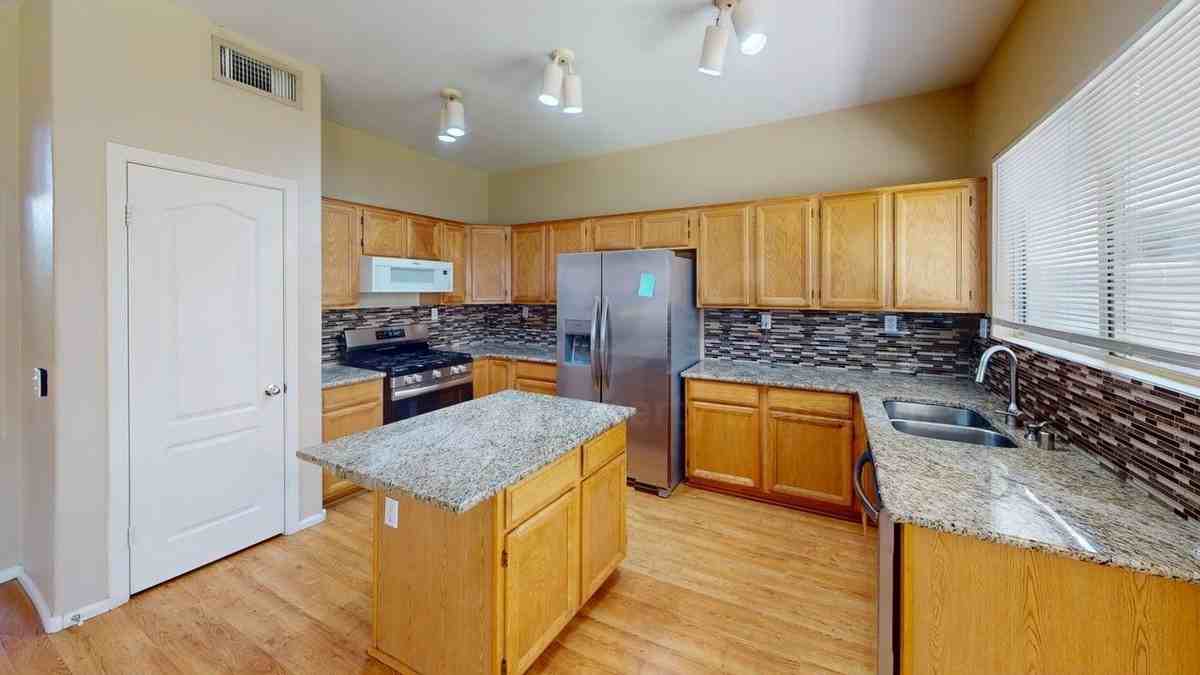 1153 W Elgin St - Photo 2 of 23