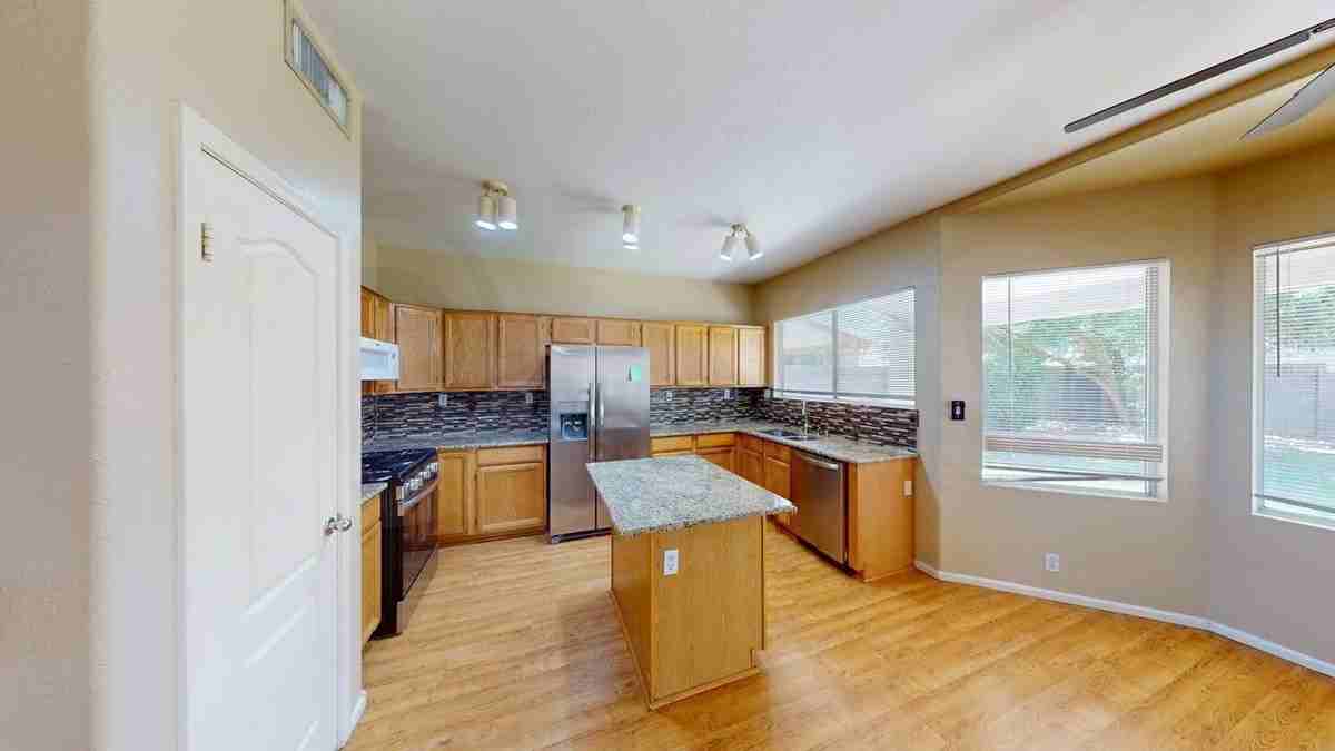 1153 W Elgin St - Photo 3 of 23