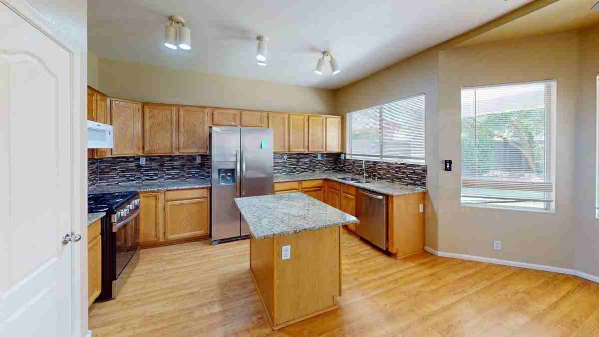 1153 W Elgin St - Photo 4 of 23