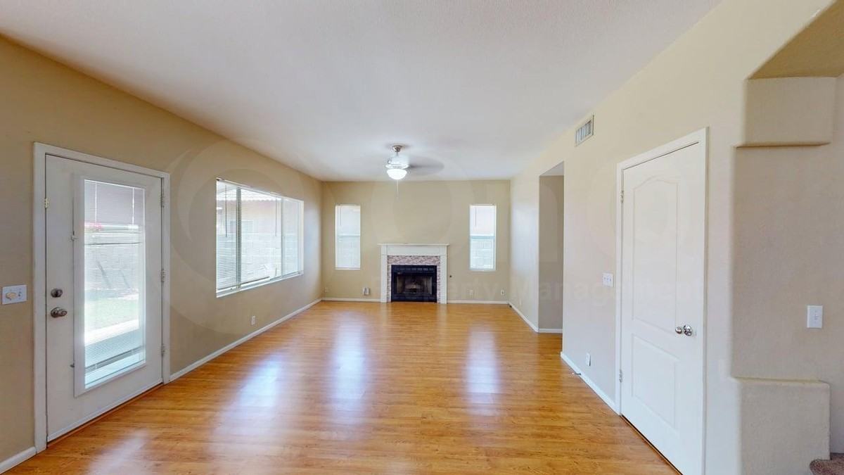 1153 W Elgin St - Photo 7 of 23