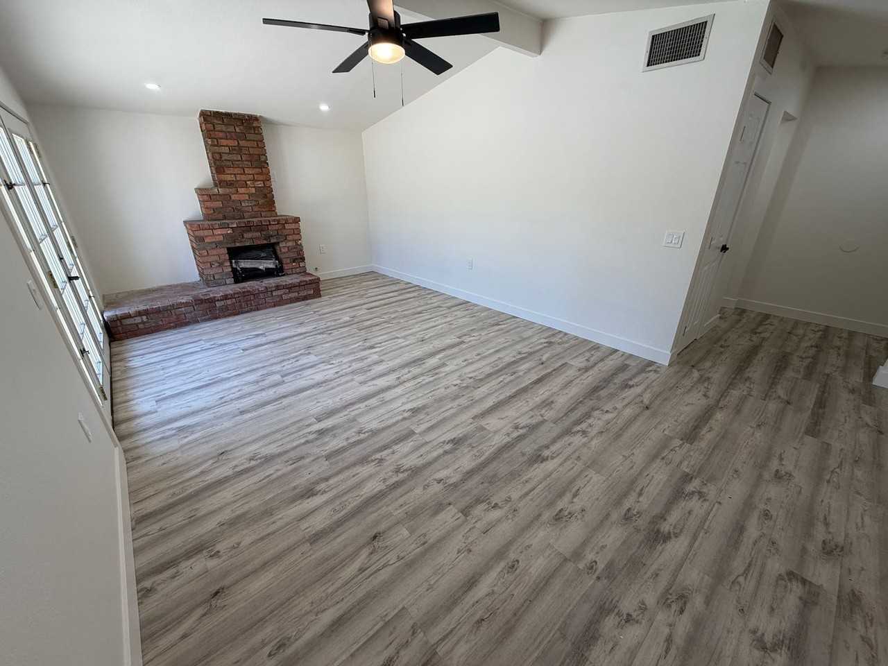 9036 Haskell St - Photo 4 of 18