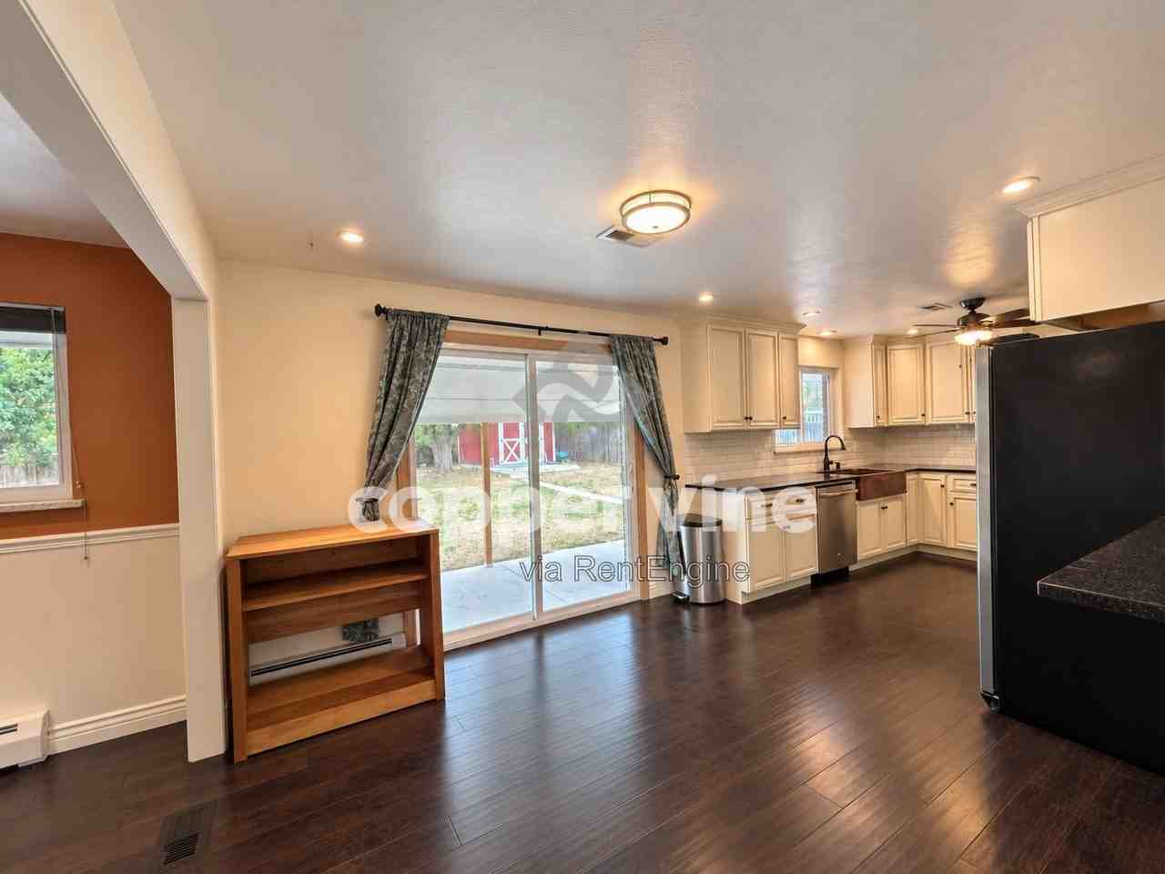 1115 Ash St - Photo 7 of 41