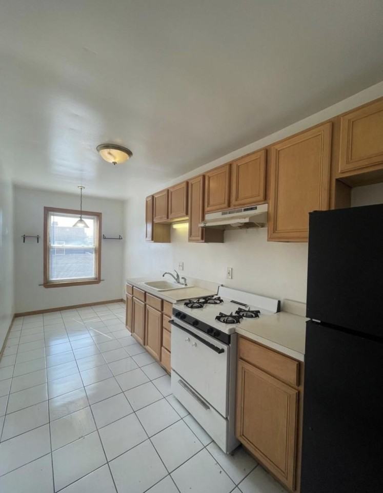 4024 W Montrose Ave #2 - Photo 2 of 9