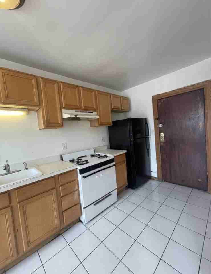 4024 W Montrose Ave #2 - Photo 3 of 9