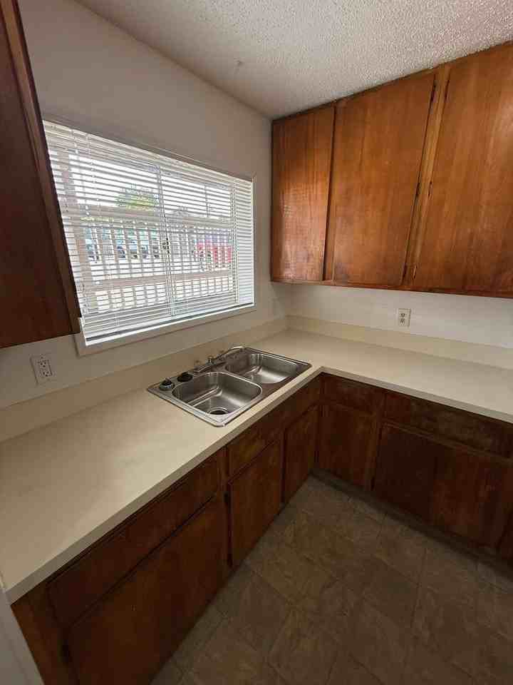 528 Sw Levens St #5 - Photo 7 of 18