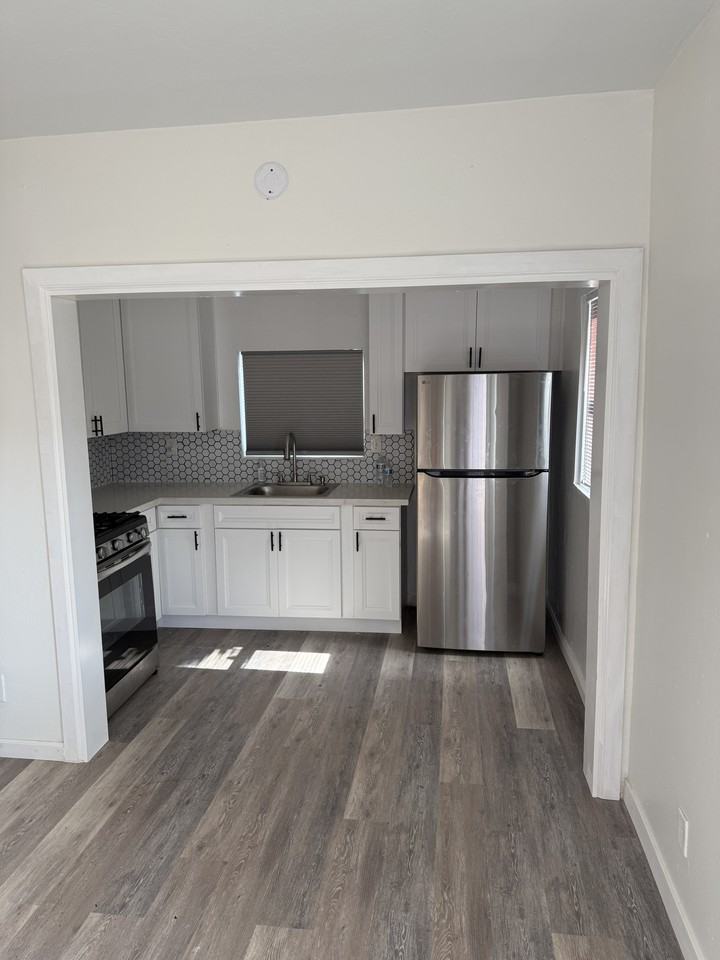 901 Hillcrest Pl #2 - Photo 3 of 11