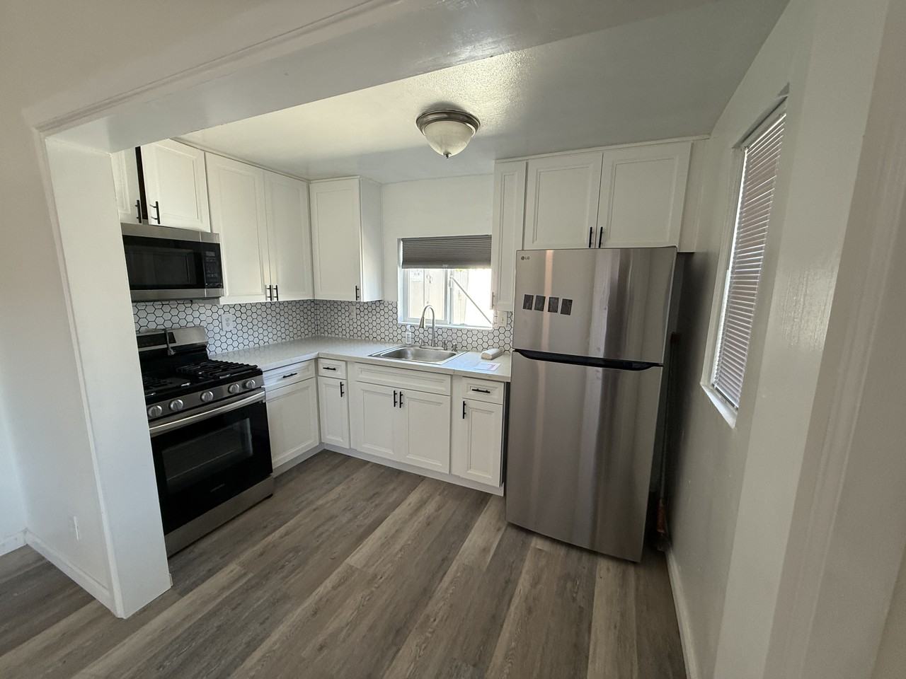 901 Hillcrest Pl #2 - Photo 5 of 11