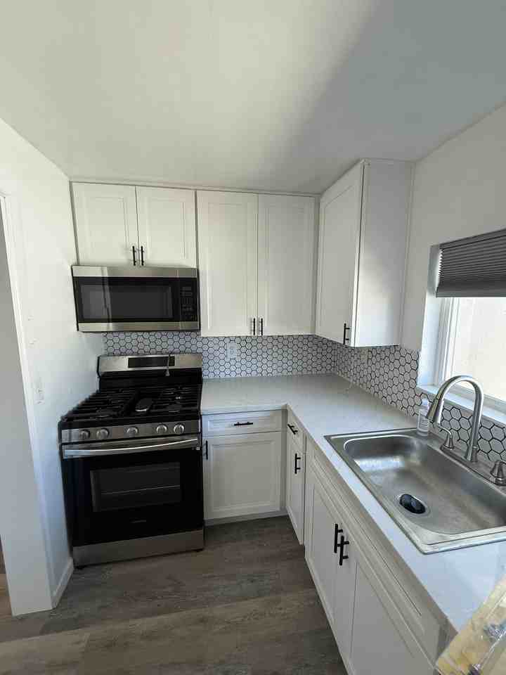 901 Hillcrest Pl #2 - Photo 6 of 11