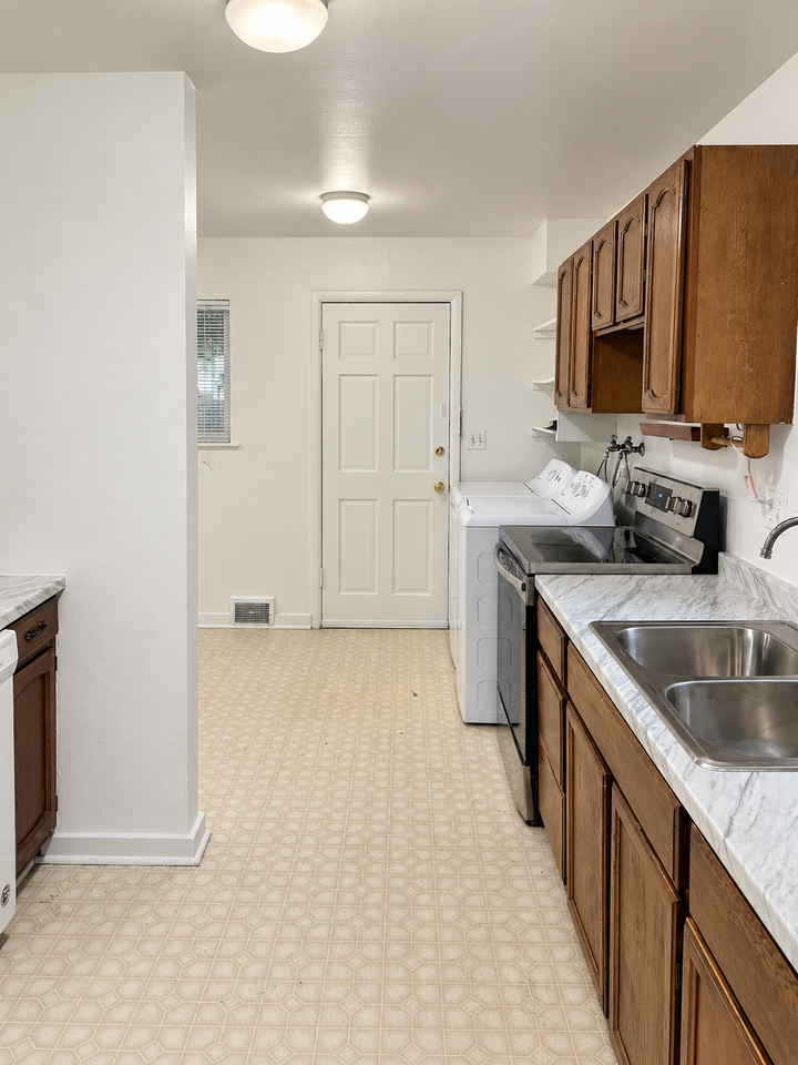 355 28th St - Photo 4 of 17