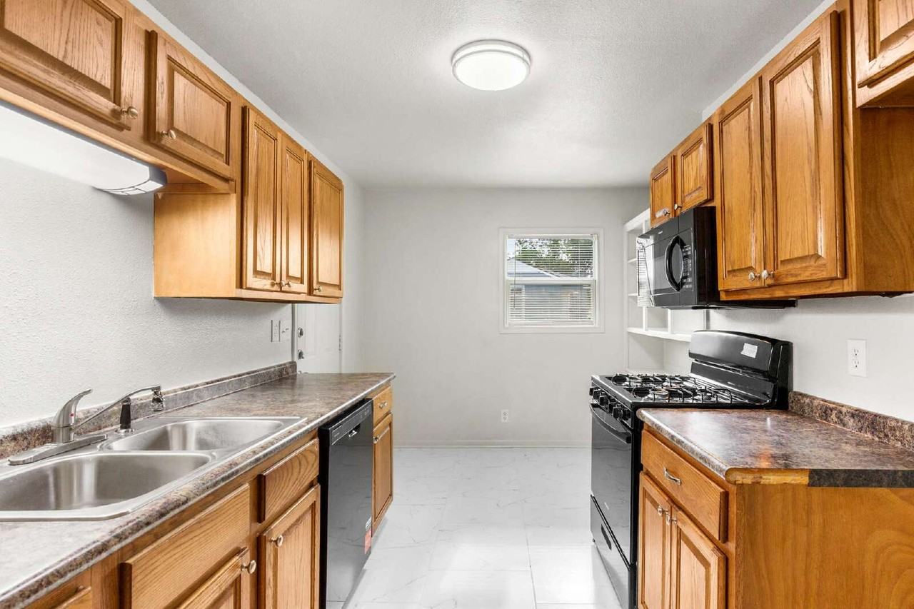 2636 Alexander Ave - Photo 6 of 11