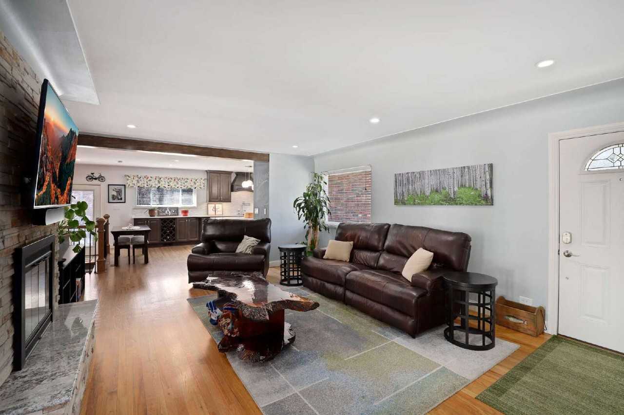 2105 S Madison St - Photo 5 of 47