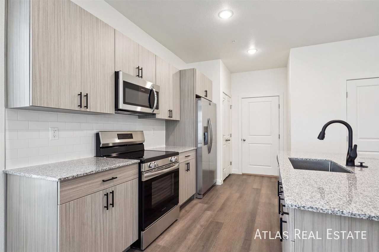 624 Hewlett Aly #9-624 - Photo 2 of 50