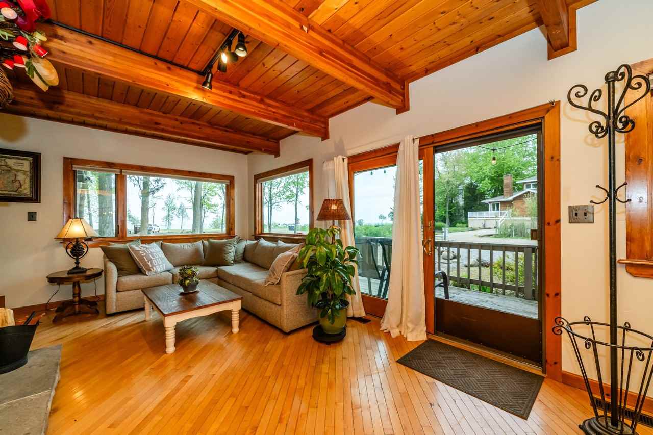 7258 Beach Dr - Photo 5 of 19