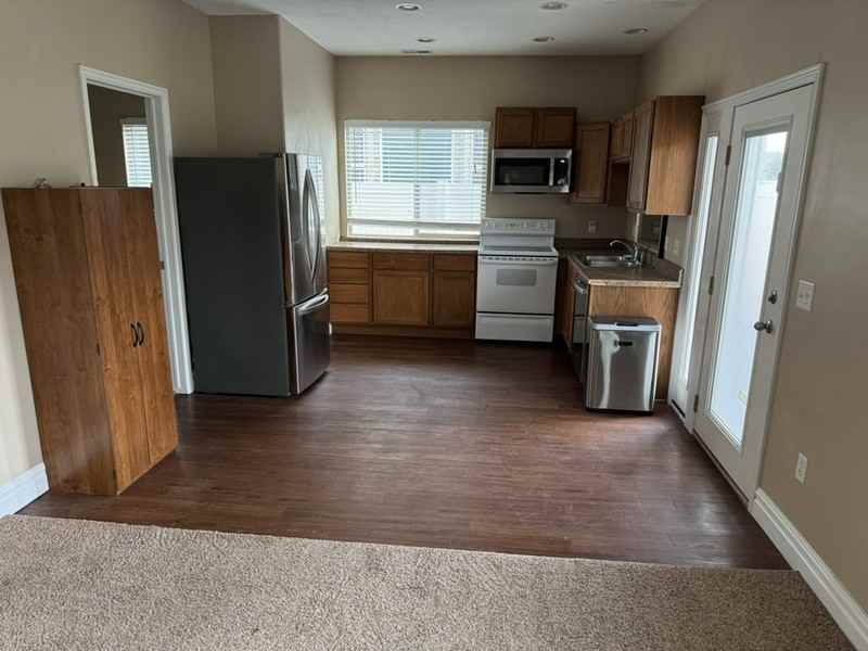 830 Oxford Dr - Photo 2 of 9