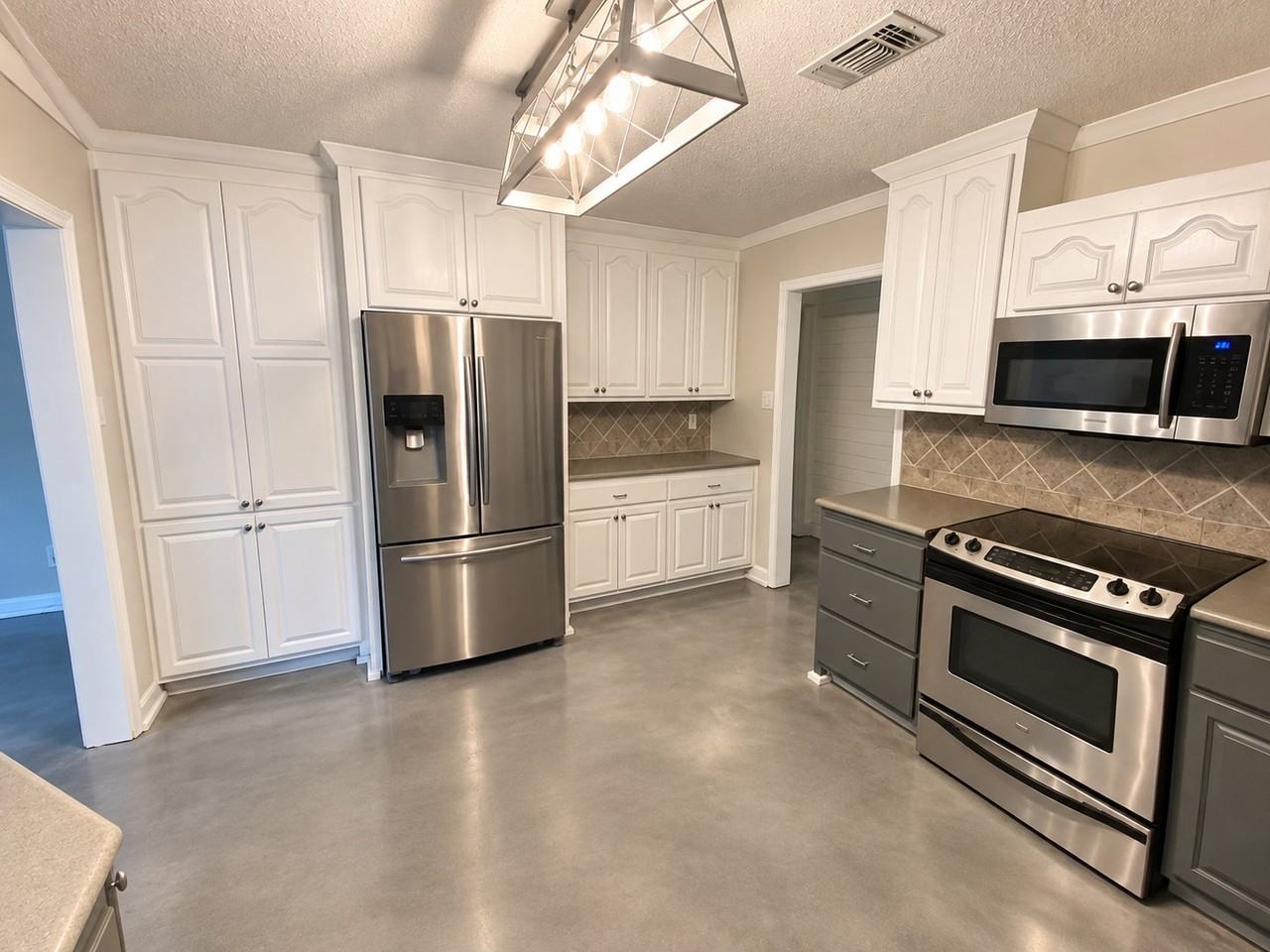 605 Clark Ave - Photo 3 of 14