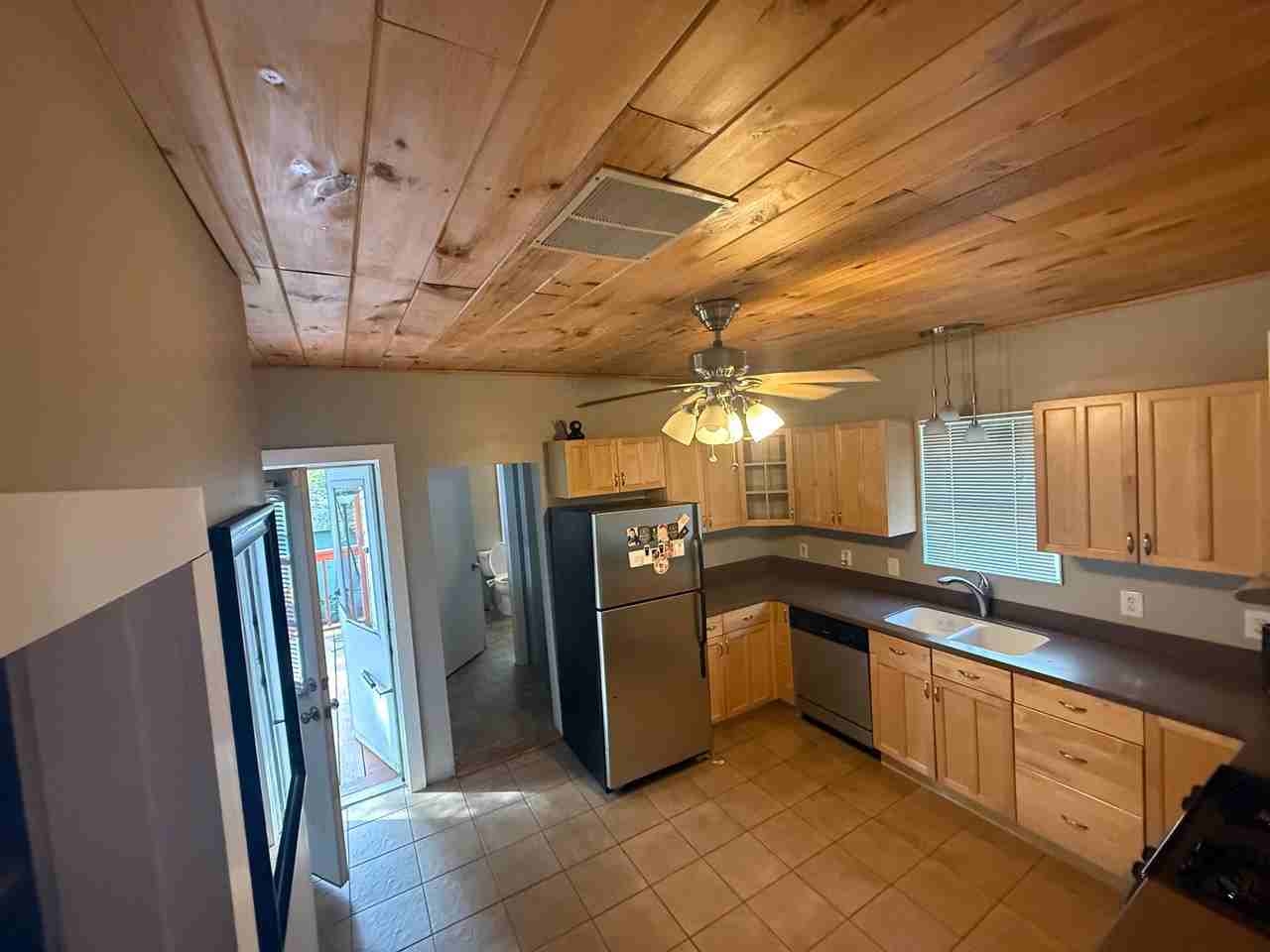 439 Laurel St - Photo 2 of 13