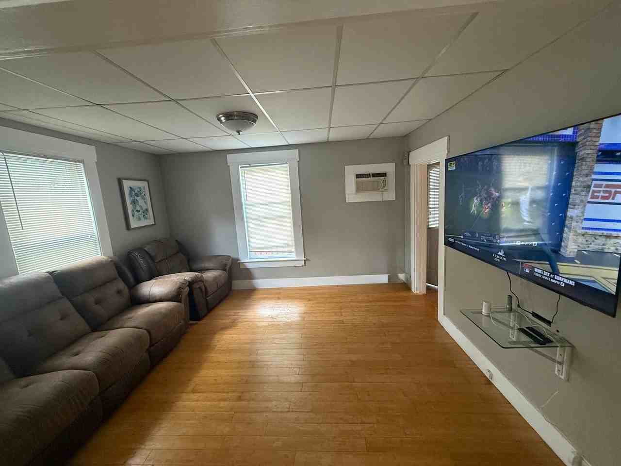 439 Laurel St - Photo 7 of 13