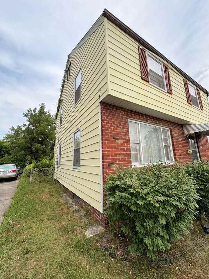 1946 Oakwood Avenue - Photo 2 of 20