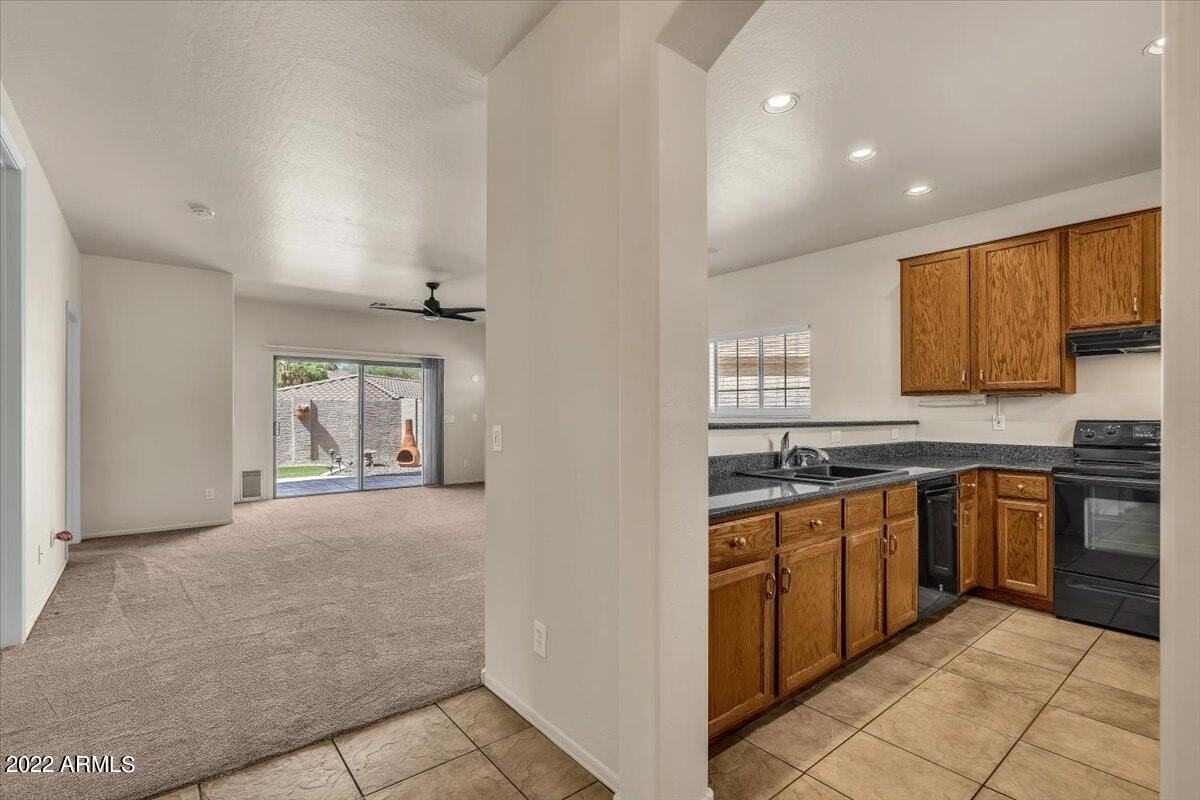 902 E Madeline Dr - Photo 4 of 35