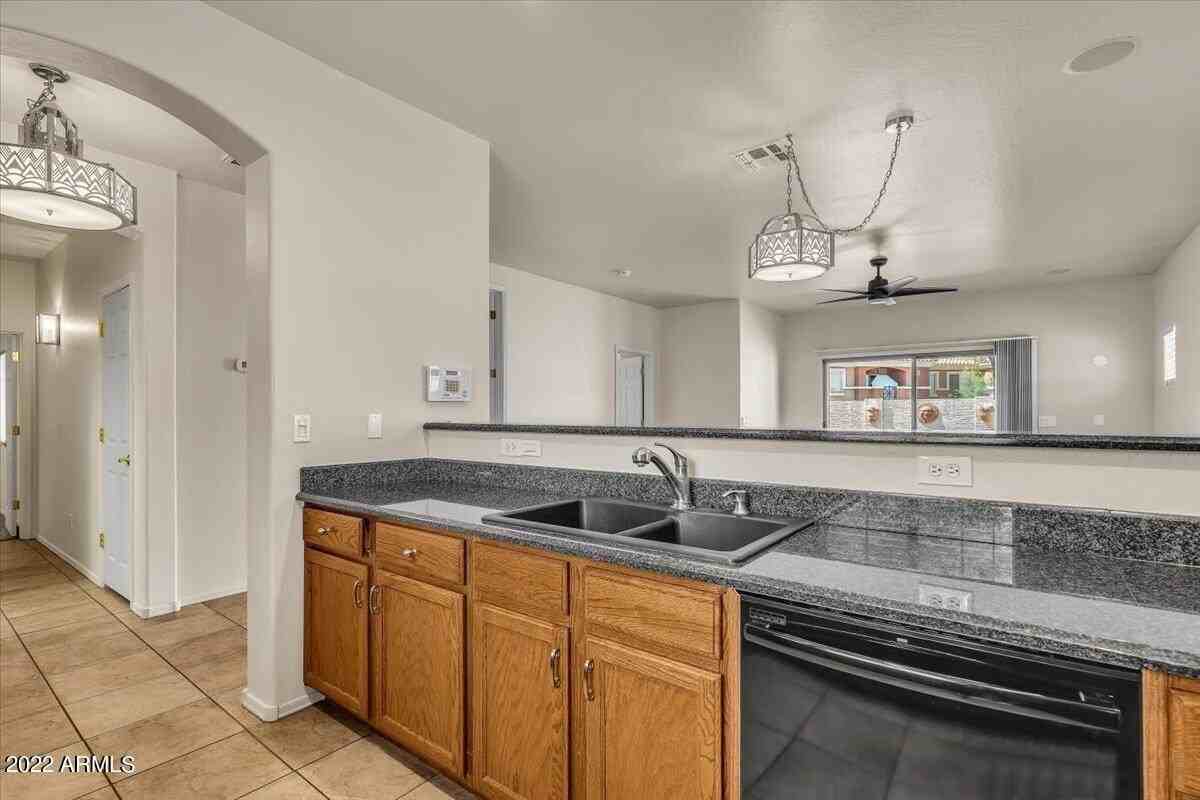 902 E Madeline Dr - Photo 6 of 35