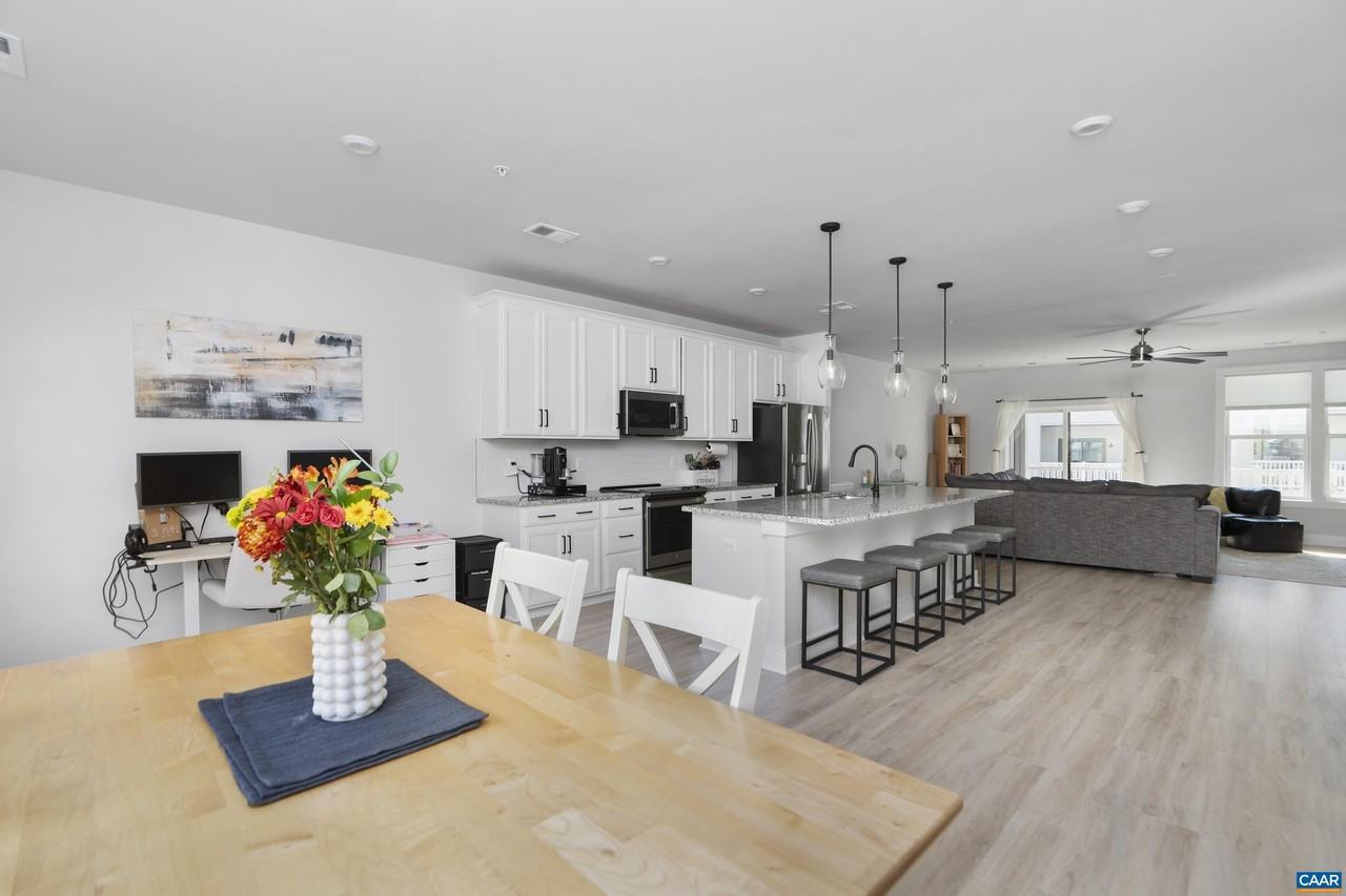 824 Wesley Ln #B - Photo 4 of 15
