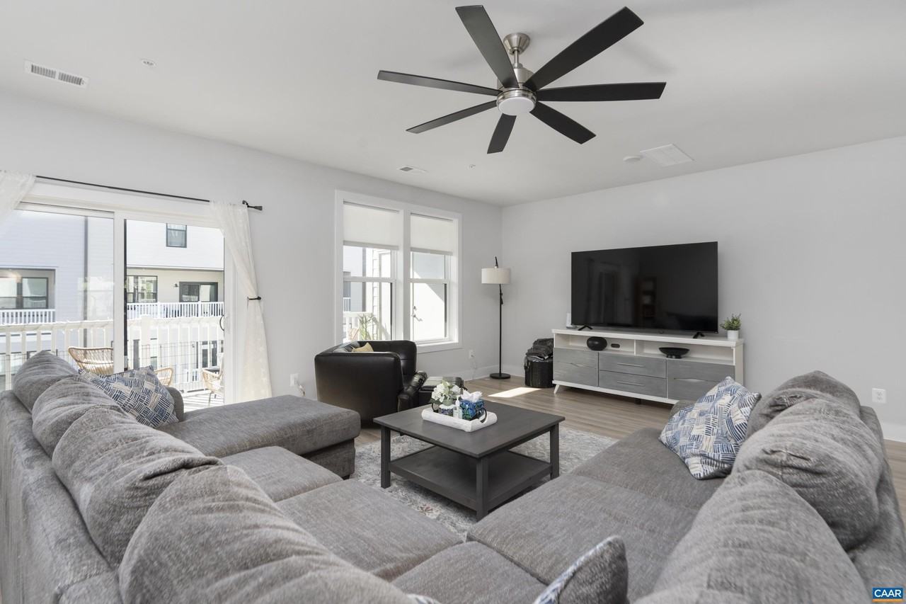 824 Wesley Ln #B - Photo 5 of 15