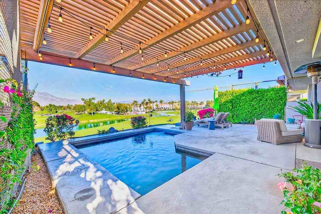 10 Colonial Dr
