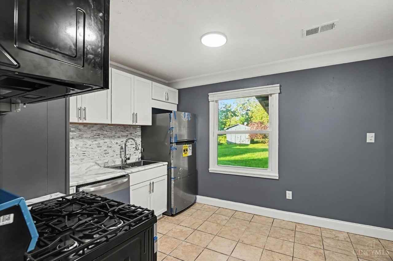 9894 Capstan Dr - Photo 5 of 15