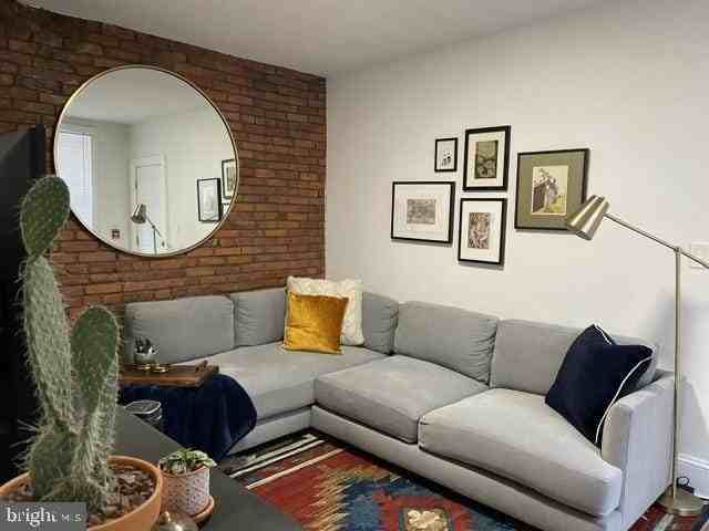 2129 Spring Garden St - Photo 4 of 10