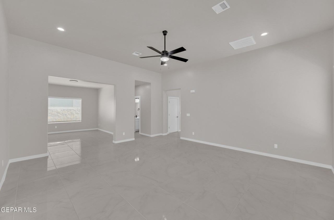 12633 Middlesbrough Ave - Photo 5 of 36